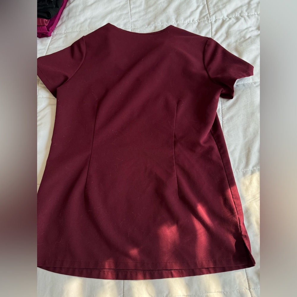 FIGS Women's Scrub Top in Burgundy - Picture 2 of 3